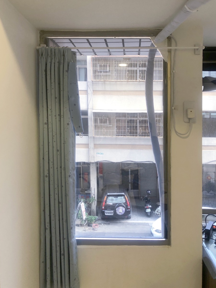 蔡邸冷氣管固定窗施工前