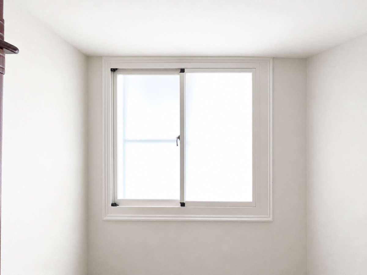 張邸象牙白白膜窗完工