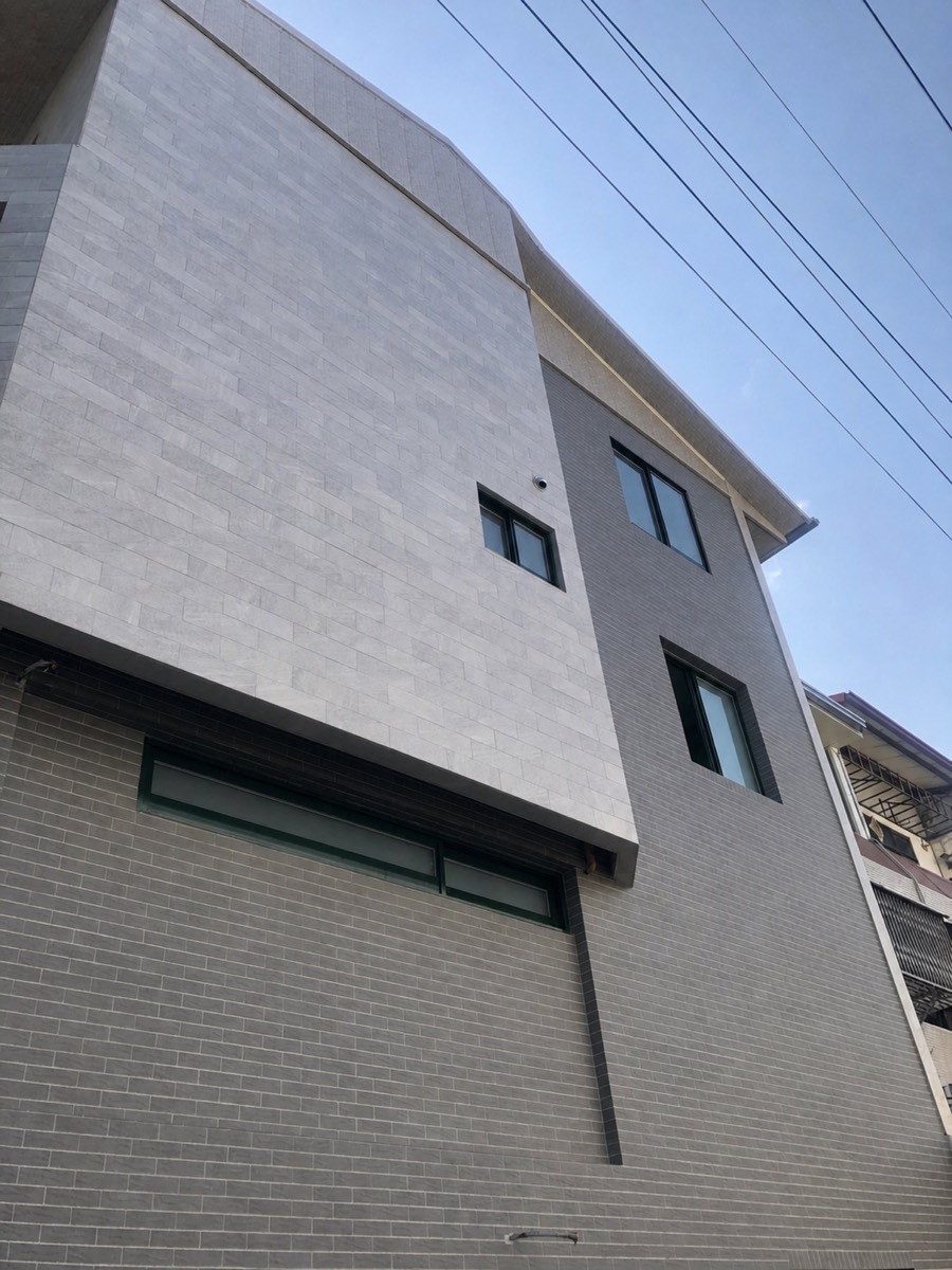 建築外牆不同樓層的窗戶配置