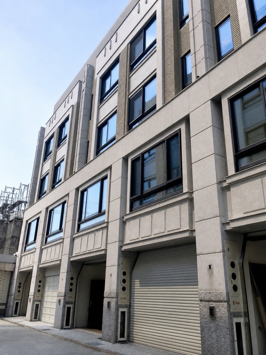 街道側連續立面與各樓層窗戶