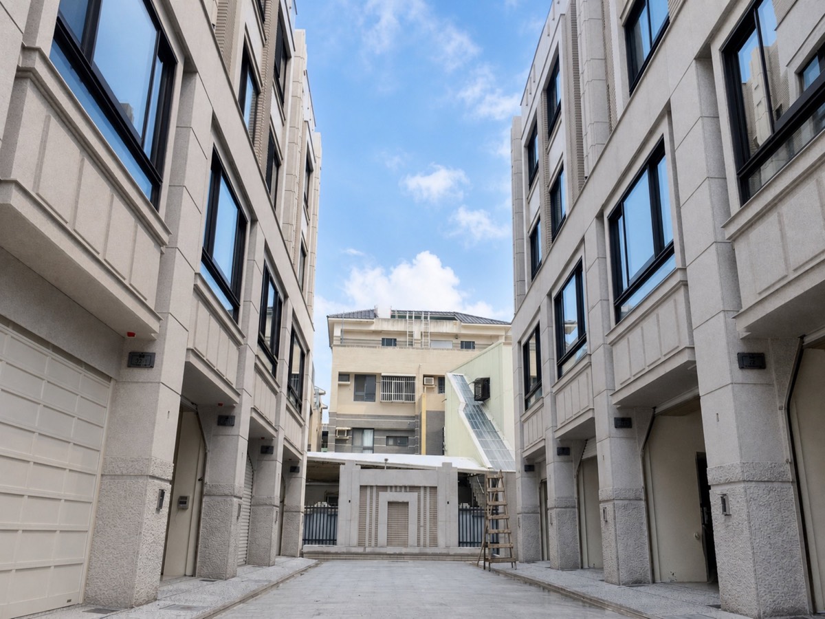 兩排建築之間的內側立面窗景
