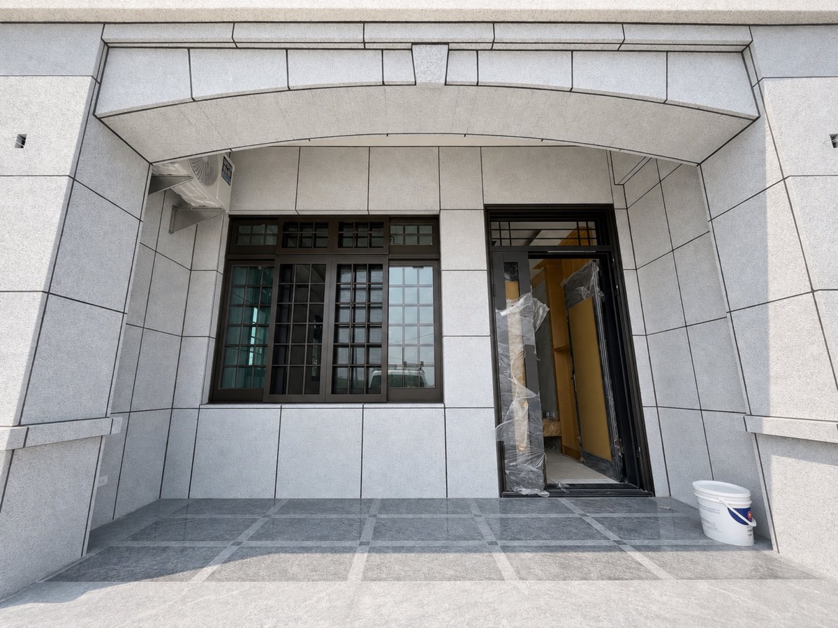 入口側石材牆面上的13公分防盜格子窗