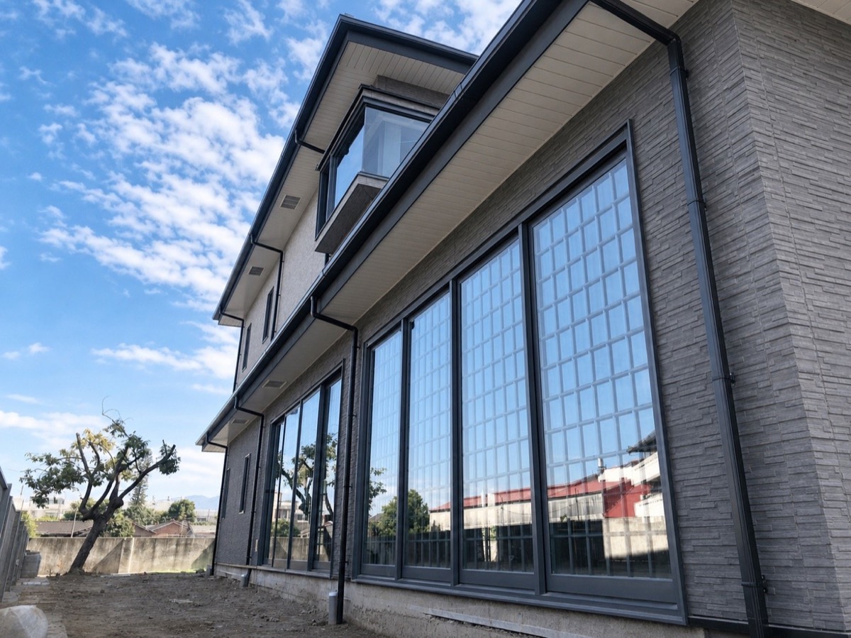 建築側面連續的大面13公分防盜格子窗
