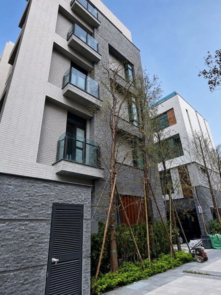 入口步道旁的集合住宅外觀