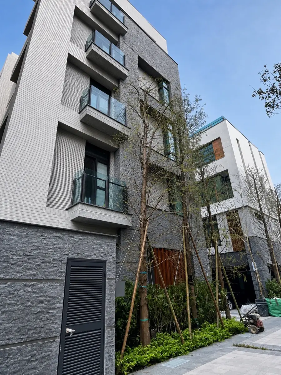 入口步道旁的集合住宅外觀