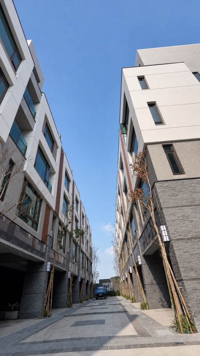 兩排住宅之間的通道與窗戶配置