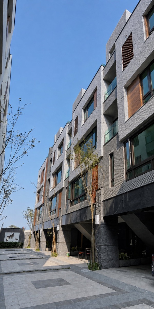 內側通道與兩側住宅窗景
