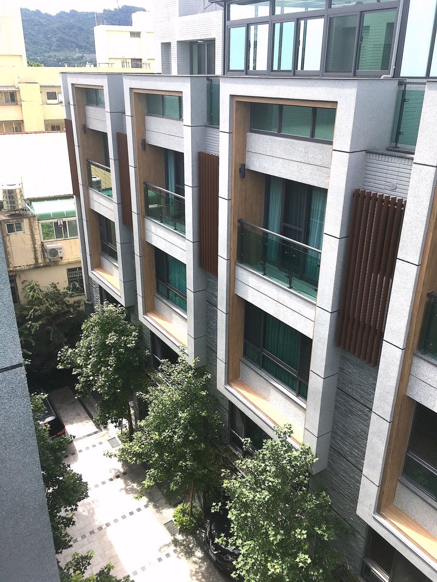 由室內望向相鄰建築的大面窗景