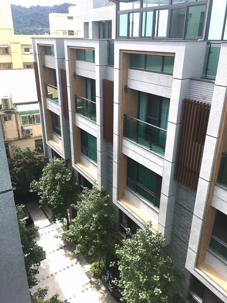 由室內望向相鄰建築的大面窗景