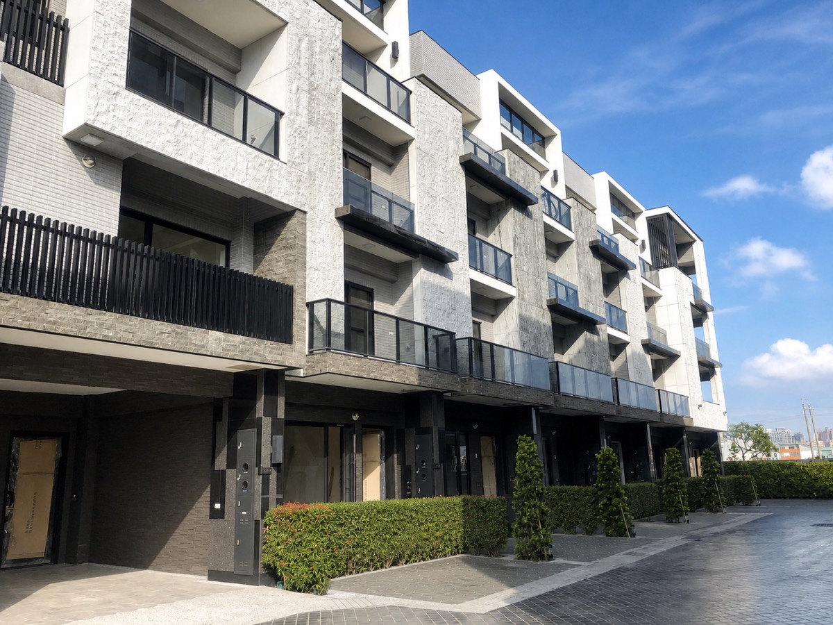 入口側連棟住宅與多層窗戶
