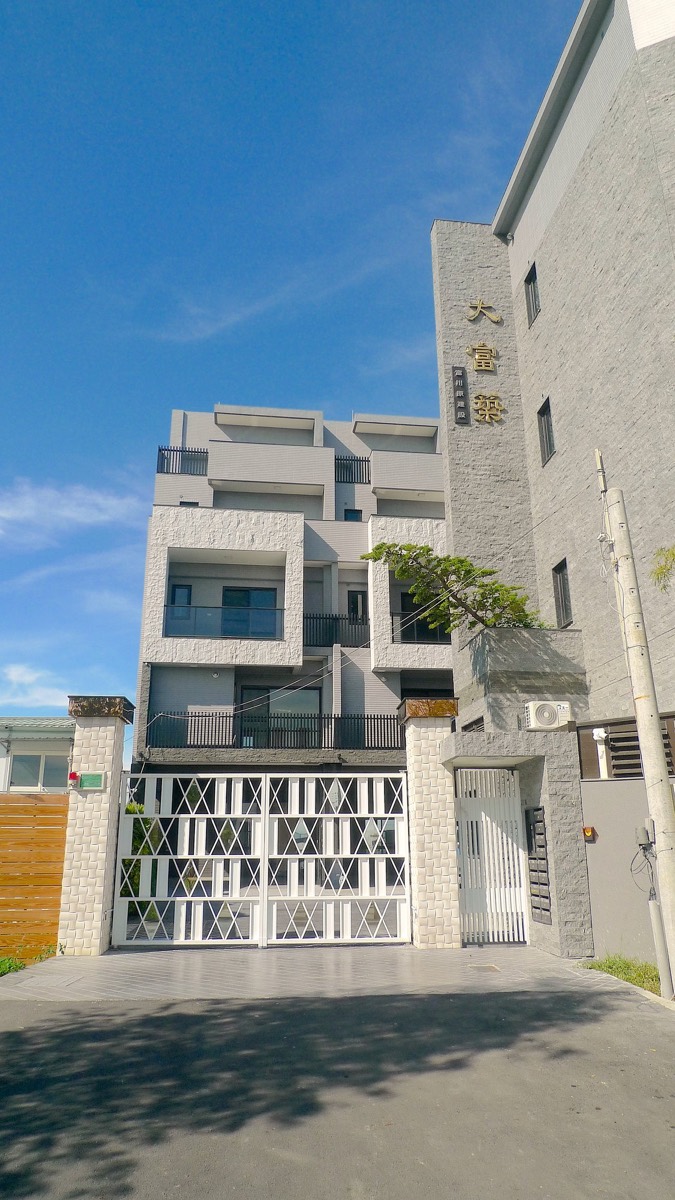側向入口可見建築端部窗戶