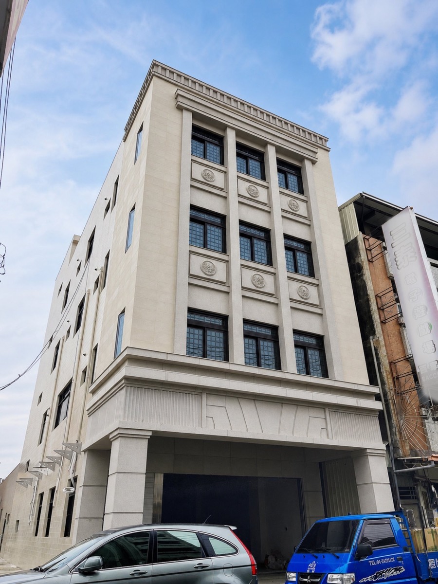 住宅正面外觀與垂直排列的窗戶
