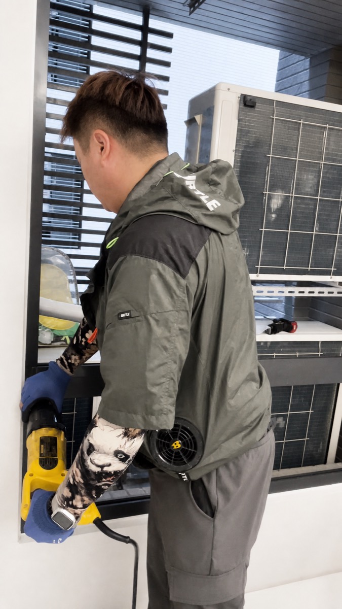 施工人員切除舊框上的橫料