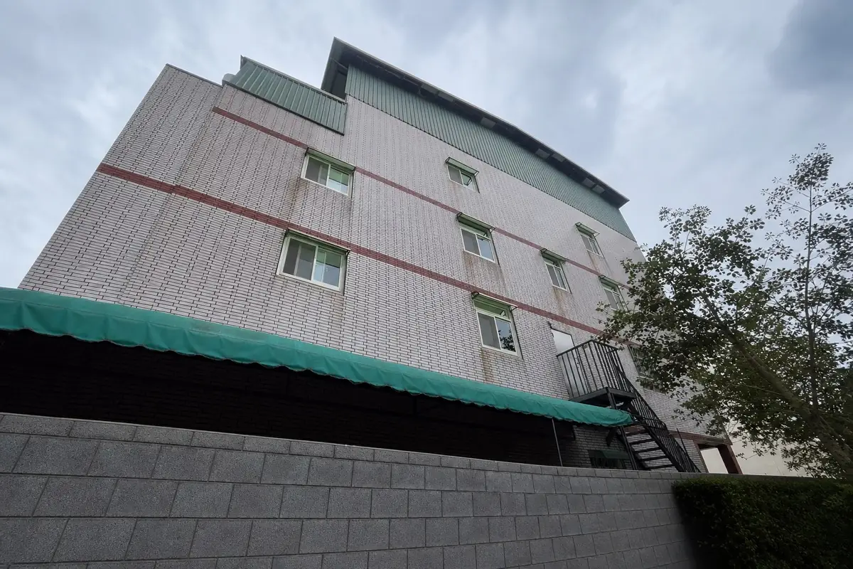 邊間透天側向立面窗戶完工全景