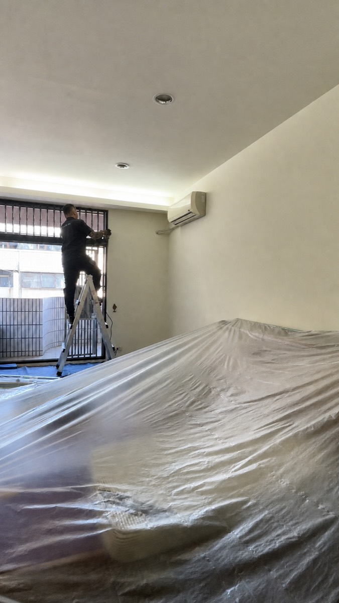 安裝前以防護膜覆蓋室內家具