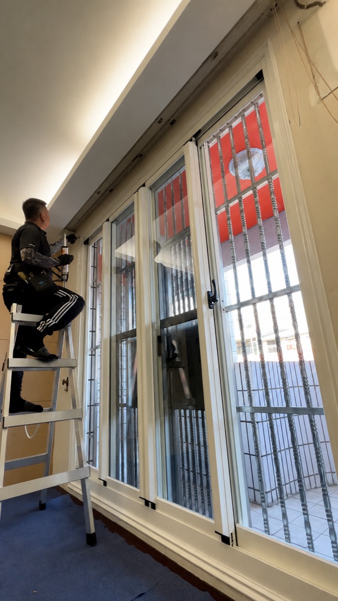 師傅於室內進行窗框矽利康收邊