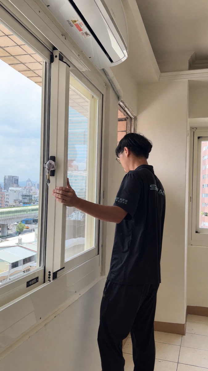 師傅進行象牙白窗框玻璃安裝