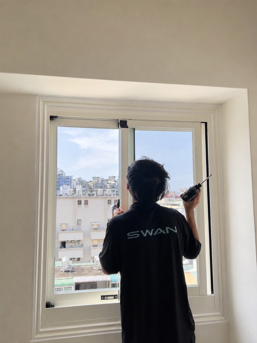 師傅使用工具微調象牙白橫拉窗