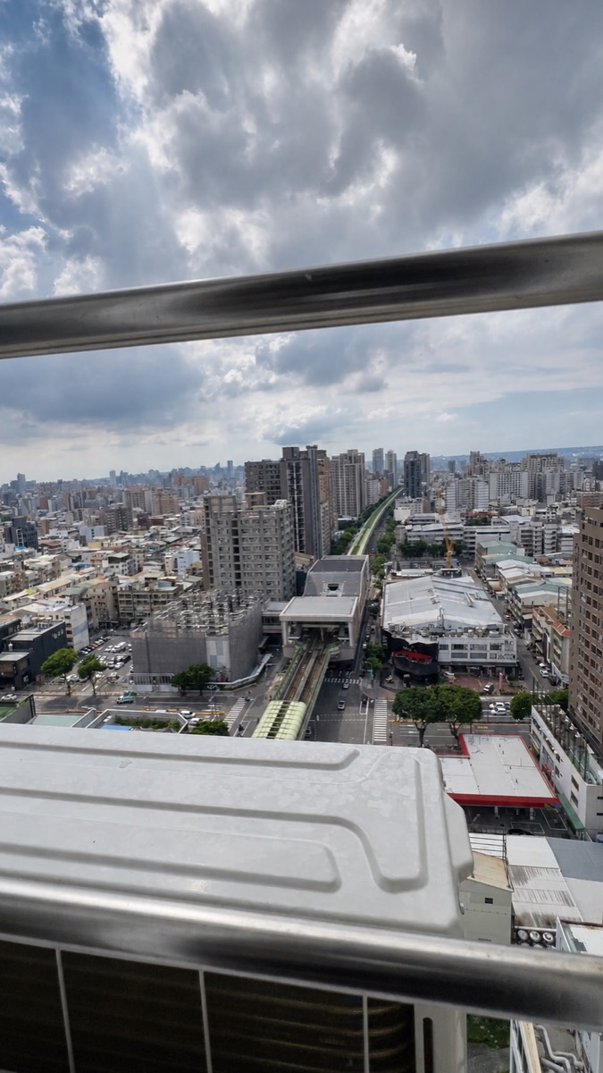 住宅窗外可見高架軌道與道路周邊城市環境