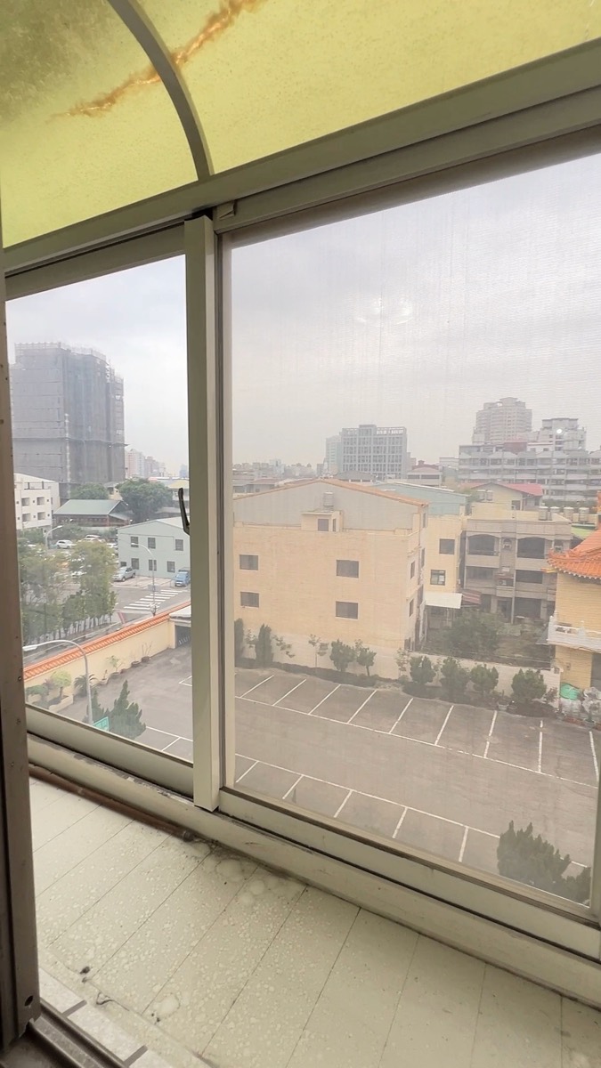 屋主先前在舊窗外加裝的一般鋁窗
