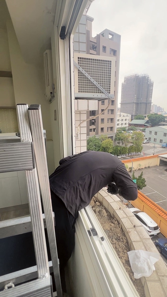 施工人員拆除外側加裝窗