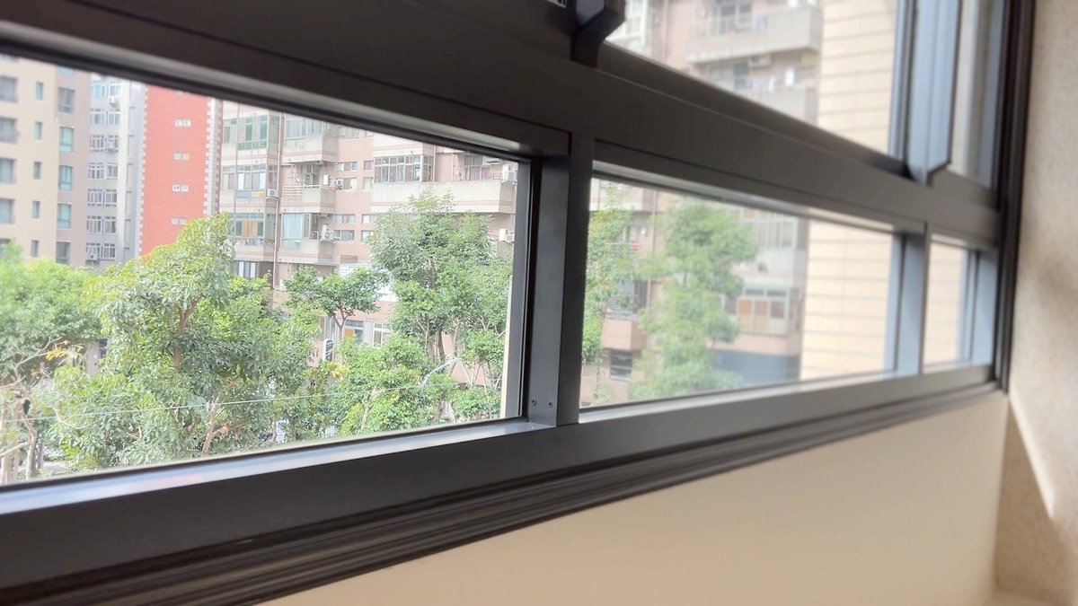 北屯王邸亮灰色鋁窗框細節