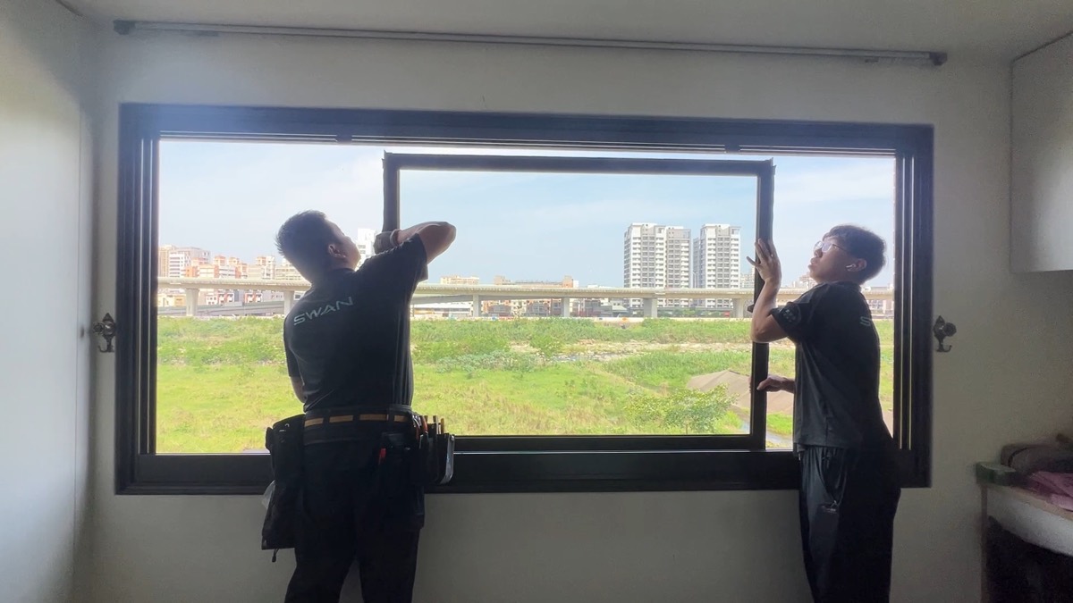 太平區周邸施工人員安裝臥室新窗扇