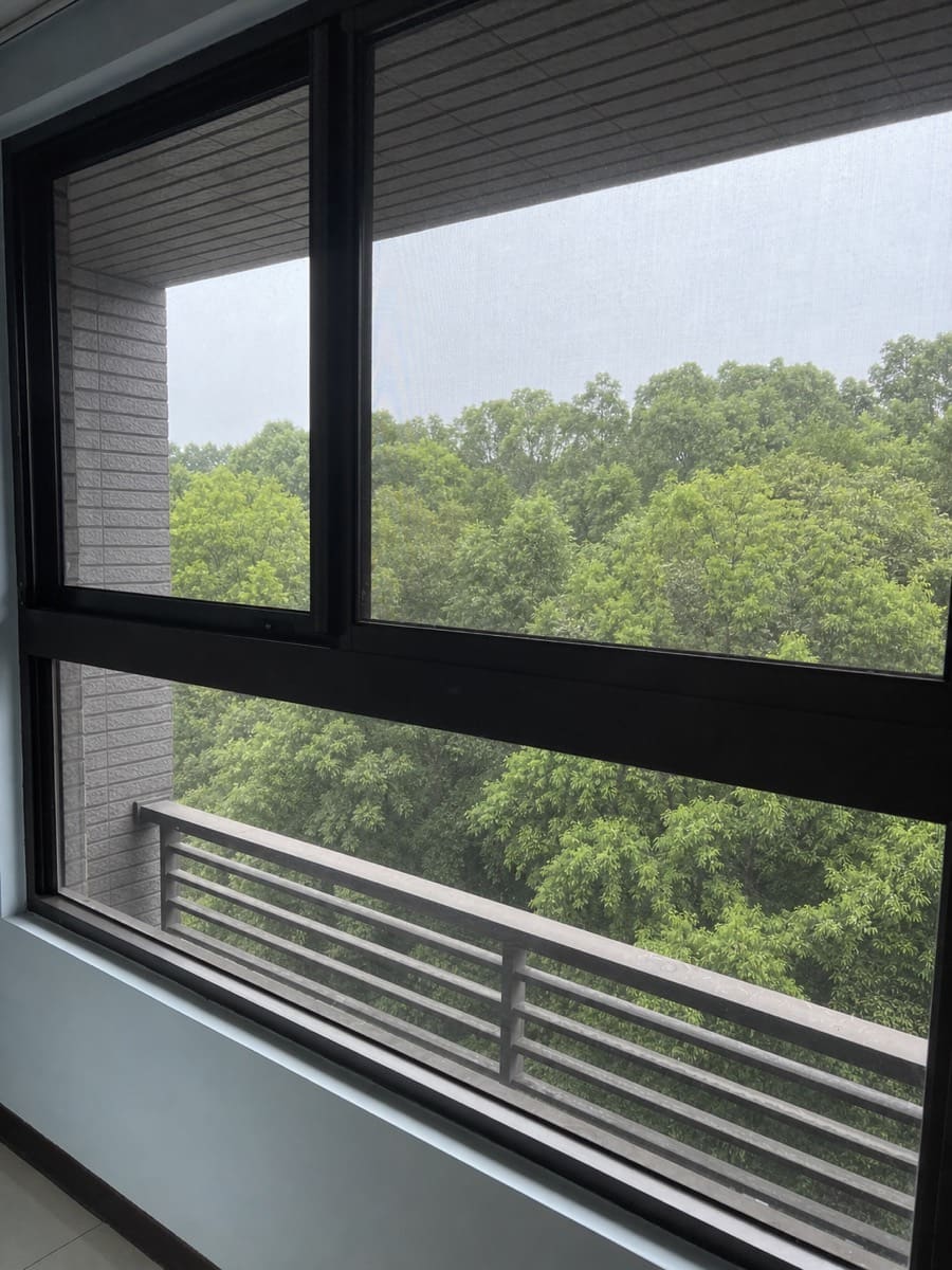 太平區董邸臥室原有他牌氣密窗施工前全景,窗外景色已作綠意隱私處理