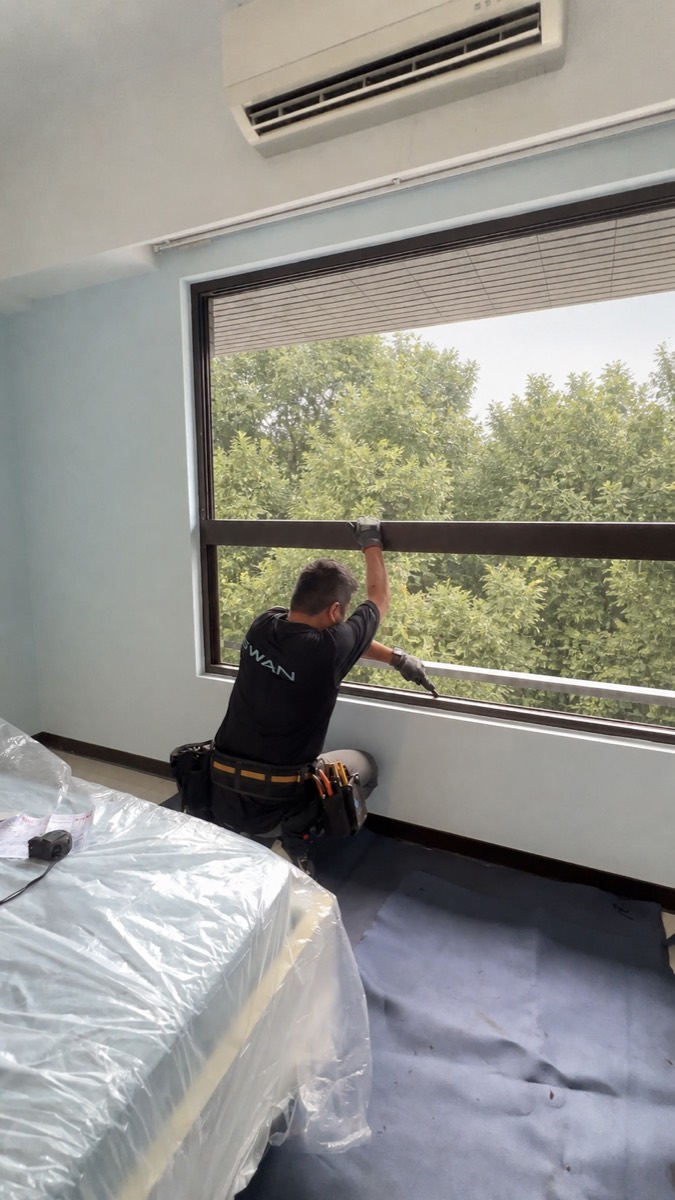 太平區董邸施工人員割除固定玻璃周邊的舊矽利康