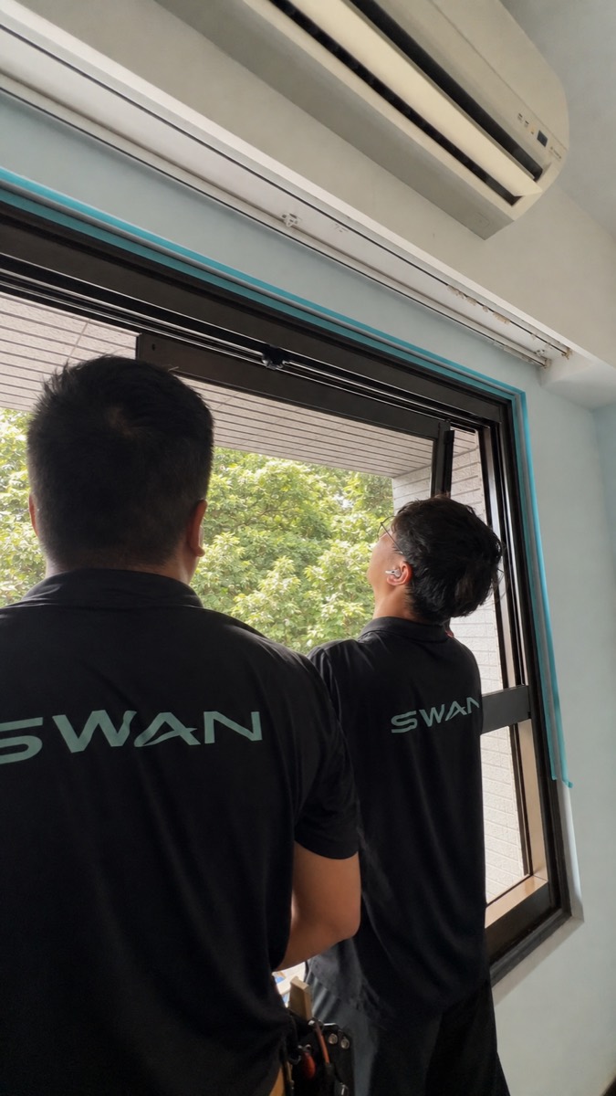 太平區董邸施工人員安裝臥室新窗扇